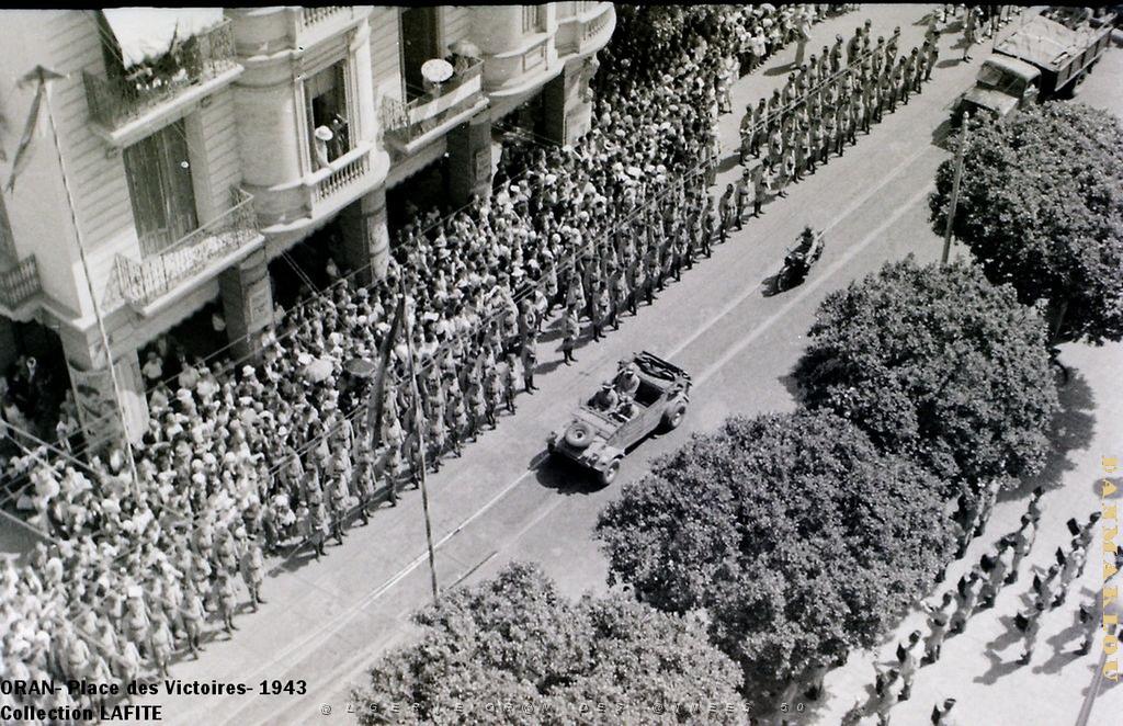 ORAN 1943 DEFILE PLACE DES VICTOIRES (4).JPG